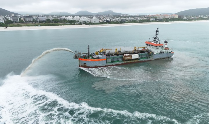  Com a conclusão da dragagem, a draga Lesse despediu-se neste sábado (9) da cidade