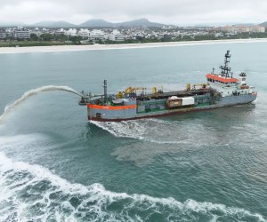  Com a conclusão da dragagem, a draga Lesse despediu-se neste sábado (9) da cidade