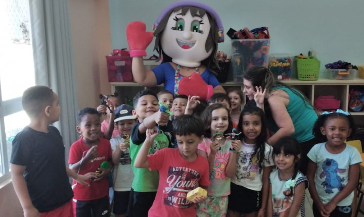 Professora da rede municipal cria Gigi para falar sobre autismo