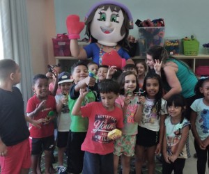 Professora da rede municipal cria Gigi para falar sobre autismo