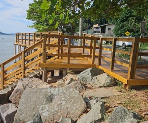 Ribeirão da Ilha tem novo deck público à beira-mar