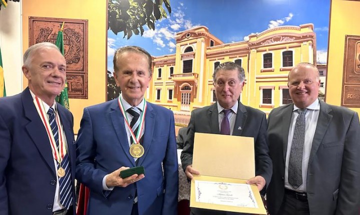 ACL homenageia personalidades com sua maior honraria