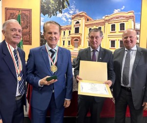 ACL homenageia personalidades com sua maior honraria