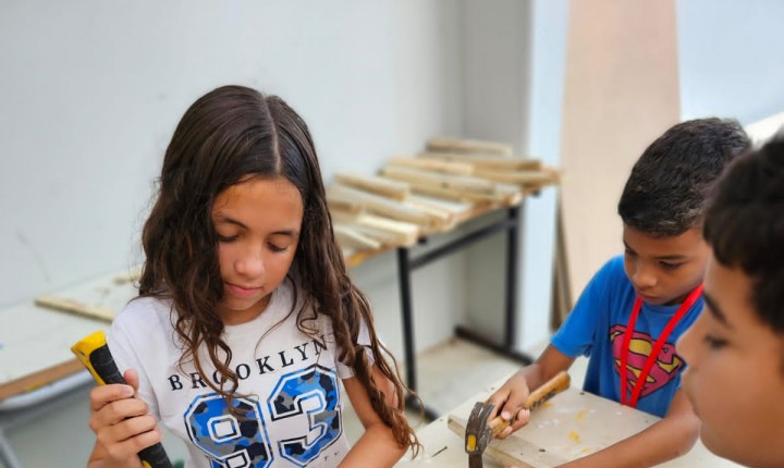 Marcenaria em escola desenvolve habilidades práticas e criativas