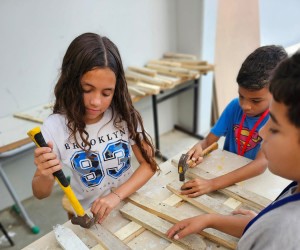 Marcenaria em escola desenvolve habilidades práticas e criativas