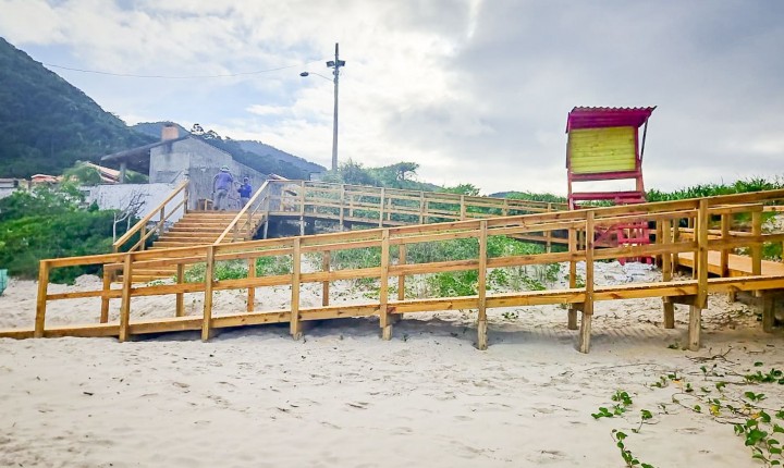 Passarela ambiental na Costa de Dentro ficou pronta em 11 dias