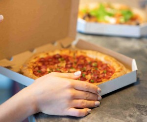 Sobrou pizza? Saiba quantos dias ela pode ficar na geladeira