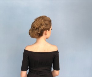 Hairstylist renomado mostra técnicas de penteados inspirados na série Bridgerton