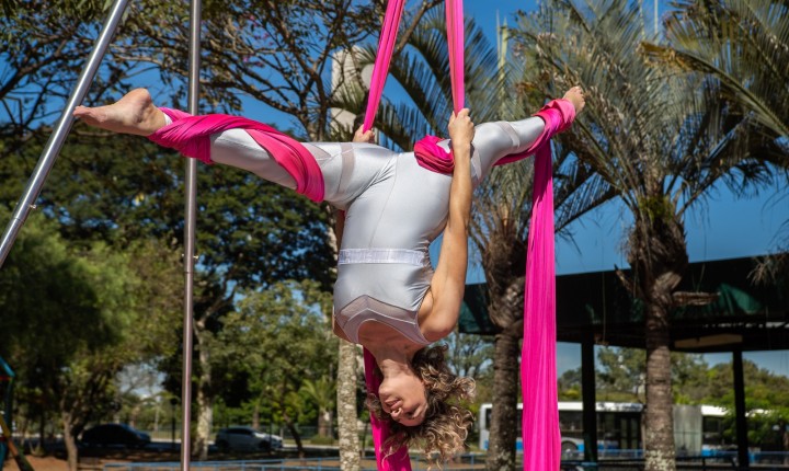 Conheça os benefícios das aulas de tecido acrobático para a terceira idade 