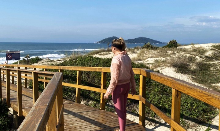 Ação de limpeza da praia é realizada em comemoração ao Dia do Manezinho 