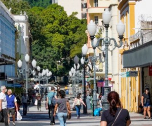 Comerciantes têm a opção de abrir lojas no feriado, diz Sindlojas