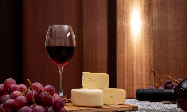 Queijos e vinhos: Confira dicas para aproveitar melhor o inverno