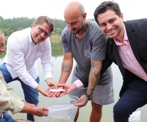 Soltura de tainhas é realizada em lago artificial do Sapiens Parque 
