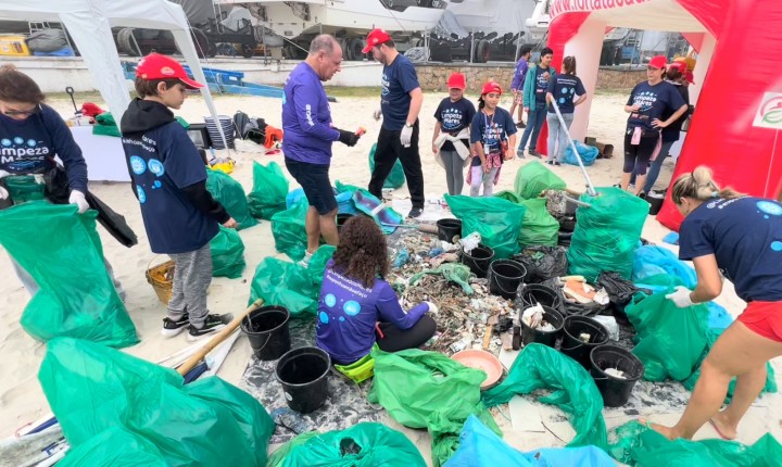 Projeto Limpeza dos Mares retira mais de 800 kg de resíduos das águas do norte da Ilha de SC