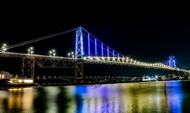 Iluminação cênica da Ponte Hercílio Luz começa a mostrar suas cores