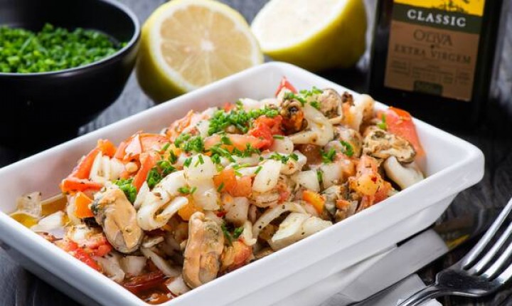 Conheça a salada proteica e refrescante que fica pronta em menos de 10 minutos